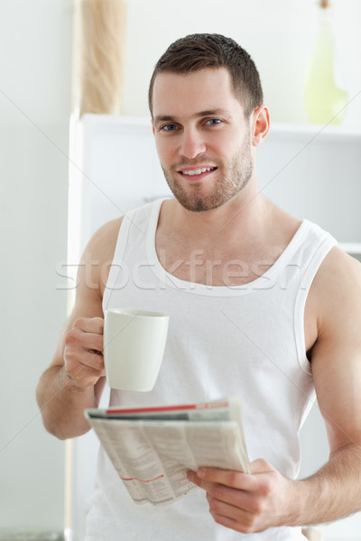 Porträt lächelnd Mann trinken Kaffee Lesung Stock foto © wavebreak_media