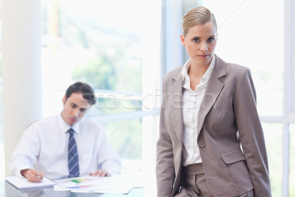 Geschäftsfrau posiert Kollege arbeiten Tagungsraum Büro Stock foto © wavebreak_media