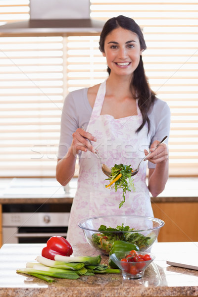 Retrato mujer ensalada cocina sonrisa feliz Foto stock © wavebreak_media