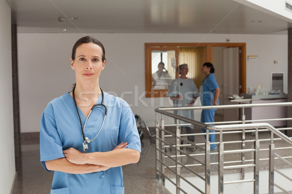 Foto stock: Médico · em · pé · entrada · hospital · brasão · homem