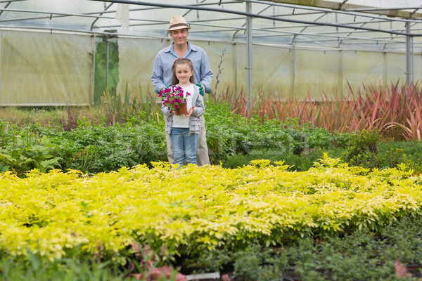 Stock foto: Gärtner · halten · Gewächshaus · Familie · Mädchen