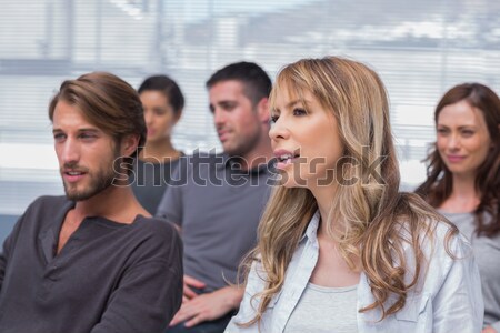 Foto stock: Escuchar · grupo · terapia · uno · hombre · sonriendo