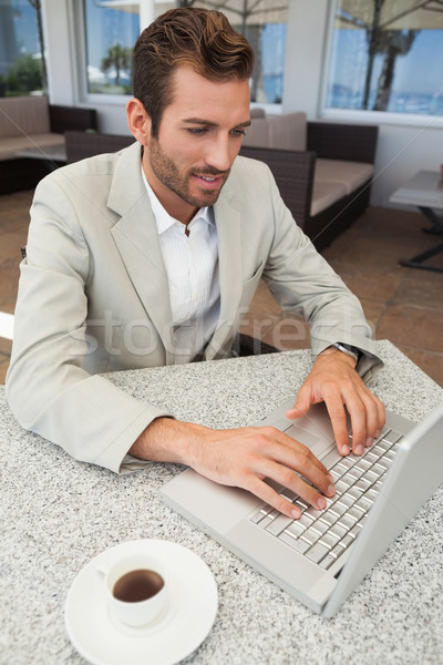 Сток-фото: счастливым · бизнесмен · рабочих · ноутбука · таблице · кофе