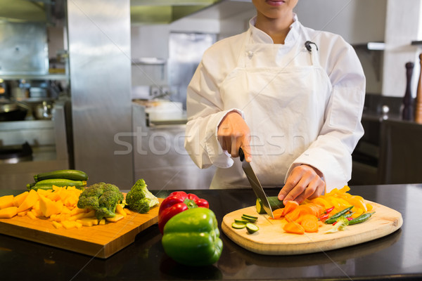 Imagine de stoc: Femeie · bucătar-şef · legume · bucătărie