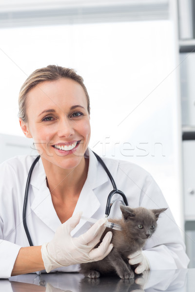 Сток-фото: женщины · ветеринар · котенка · портрет · улыбаясь · клинике