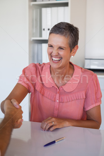 Сток-фото: смеясь · деловая · женщина · рукопожатием · столе · служба · бизнеса
