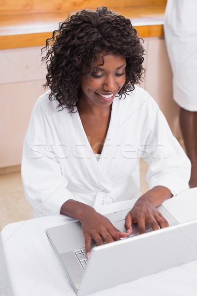 Stock fotó: Csinos · nő · fürdőköpeny · laptopot · használ · asztal · partner · otthon