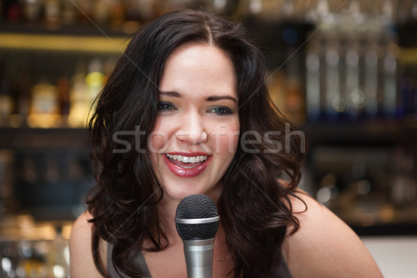 Szczęśliwy brunetka śpiewu bar klub kobiet Zdjęcia stock © wavebreak_media