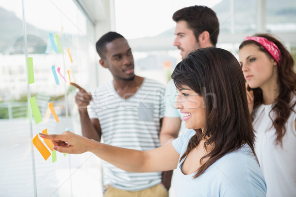 Foto stock: Trabajo · en · equipo · senalando · lectura · notas · adhesivas · oficina · reunión