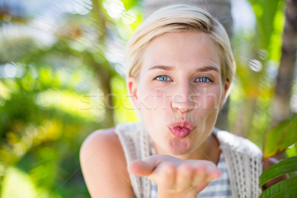 Joli femme blonde souriant caméra baiser [[stock_photo]] © wavebreak_media