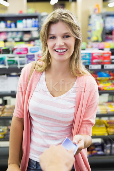 Stok fotoğraf: Portre · gülümseyen · kadın · kredi · kartı · süpermarket