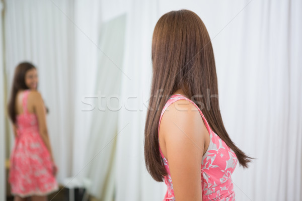 Mujer sonriente vestido boutique compras ropa femenino Foto stock © wavebreak_media