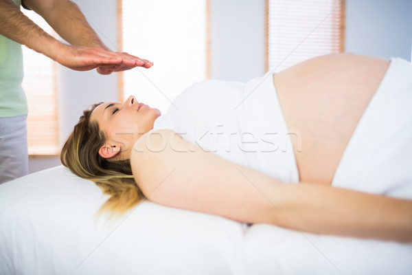 Mulher grávida reiki tratamento estúdio corpo Foto stock © wavebreak_media