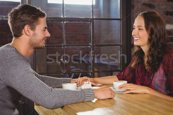 Sorridente casal de mãos dadas café juntos café Foto stock © wavebreak_media