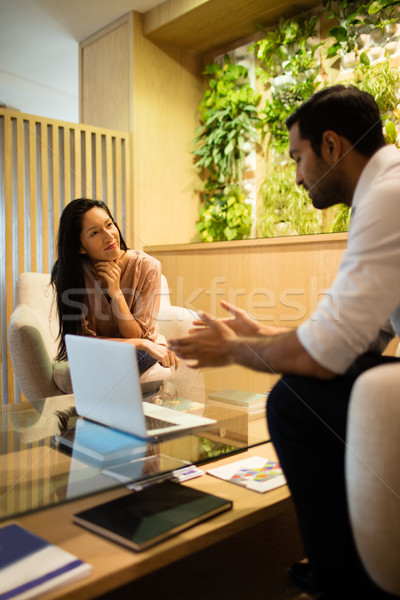 Foto stock: Negócio · colegas · discutir · sessão · sofá · laptop