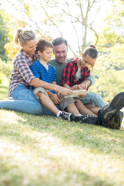 Foto d'archivio: Famiglia · digitale · tablet · parco · uomo