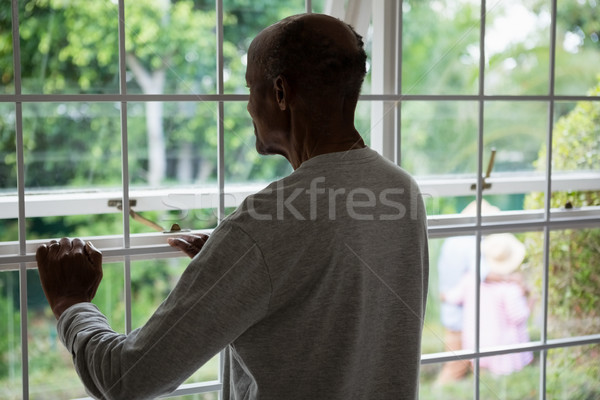 вид сзади старший человека глядя из окна Сток-фото © wavebreak_media