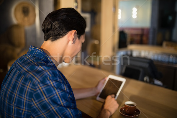 Man digitale tablet restaurant internet koffie Stockfoto © wavebreak_media
