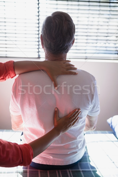 Vue arrière supérieurs Homme patient Retour massage [[stock_photo]] © wavebreak_media