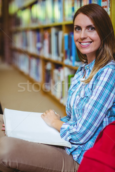 зрелый студент библиотека университета женщину счастливым Сток-фото © wavebreak_media