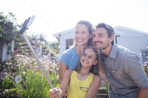 Padres hija toma palo jardín casa Foto stock © wavebreak_media
