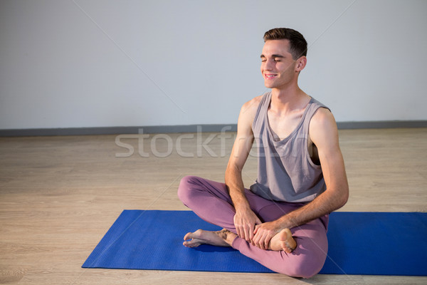 Man yoga gymnasium fitness glimlachend Stockfoto © wavebreak_media