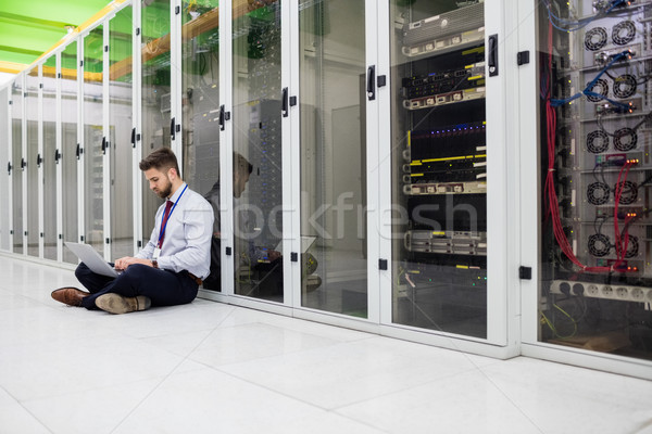 Technicien utilisant un ordinateur portable serveur chambre homme verre [[stock_photo]] © wavebreak_media