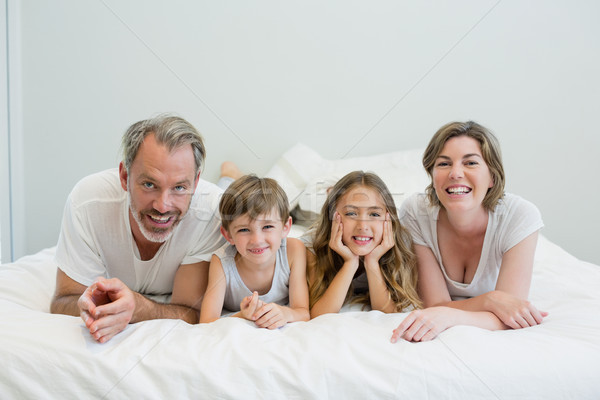 Retrato sonriendo familia cama dormitorio casa Foto stock © wavebreak_media