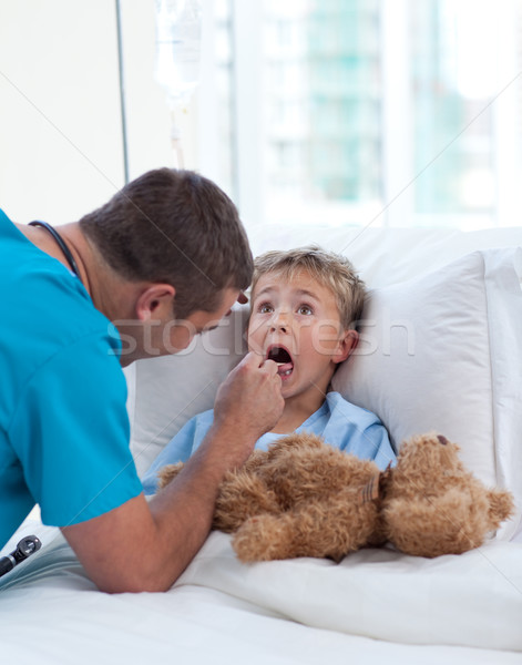 Foto stock: Médico · do · sexo · masculino · criança · garganta · hospital · trabalhar