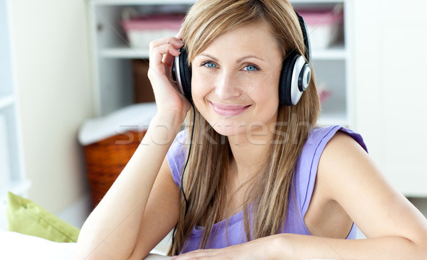 Kobieta słuchanie muzyki domu kobiet szczęśliwy relaks Zdjęcia stock © wavebreak_media