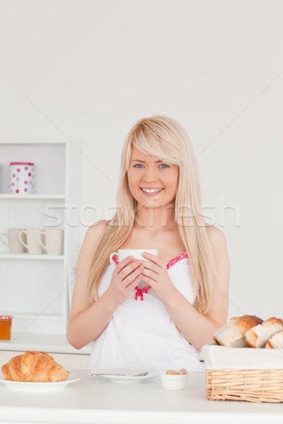 Gyönyörű szőke nő reggeli konyha nő divat Stock fotó © wavebreak_media