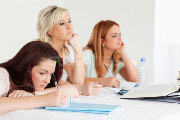 Stock foto: Gelangweilt · Studenten · Sitzung · Tabelle · Universität · Frauen
