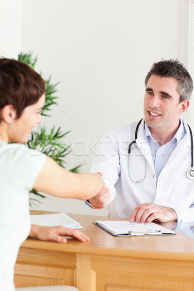 Stock foto: Männlichen · Arzt · Gruß · Patienten · Zimmer · Büro · Gesicht