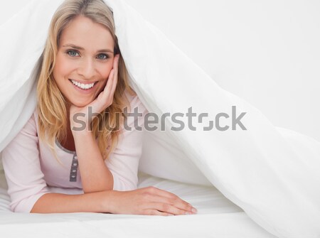 Stock foto: Lächelnde · Frau · Abschluss · richtig · Seite · Bett · Quilt