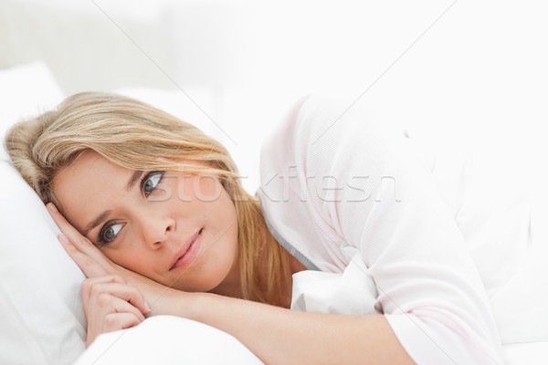 Foto stock: Mulher · cama · mãos · travesseiro · cabeça