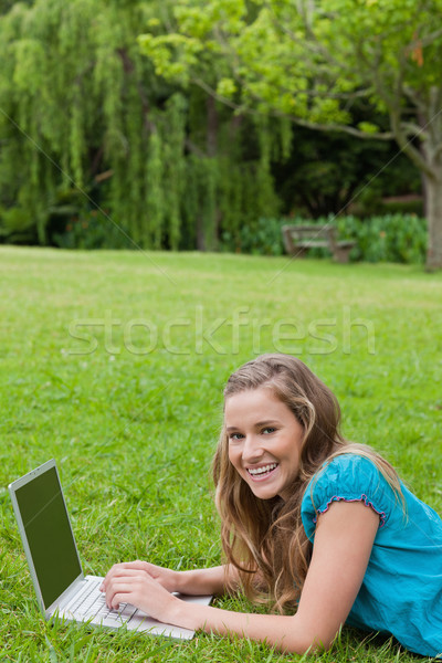 Foto d'archivio: Giovane · ragazza · erba · parco · digitando · laptop · ridere