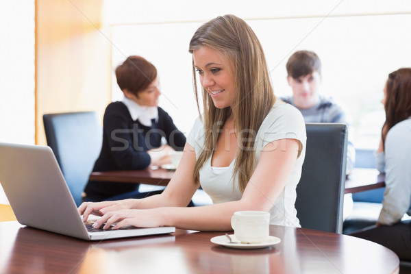 Kadın oturma kolej kahvehane dizüstü bilgisayar kullanıyorsanız çalışmak Stok fotoğraf © wavebreak_media