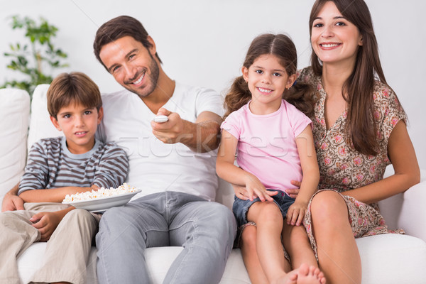 Glückliche Familie Fernsehen zusammen Wohnzimmer Fernsehen glücklich Stock foto © wavebreak_media