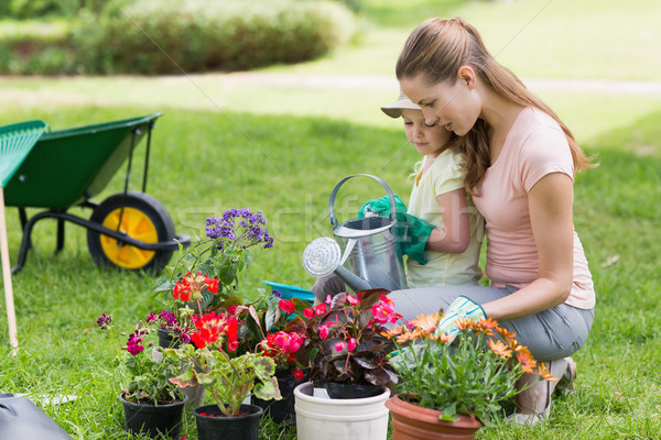 Foto d'archivio: Madre · figlia · impegnato · giardinaggio · vista · laterale · donna