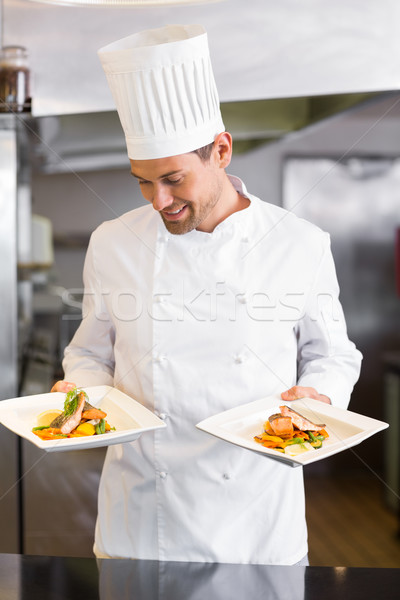 Sorridente masculino chef cozinhado comida cozinha Foto stock © wavebreak_media