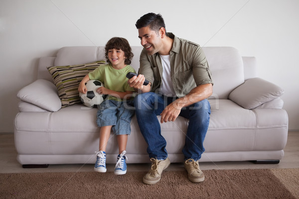 Vater-Sohn Fußball beobachten Wohnzimmer Stock foto © wavebreak_media