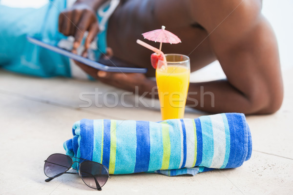 Gömleksiz adam havlu güneş gözlüğü ön plan Stok fotoğraf © wavebreak_media