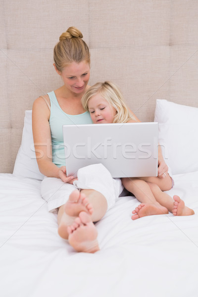 Drăguţ fetita mamă pat folosind laptop acasă Imagine de stoc © wavebreak_media