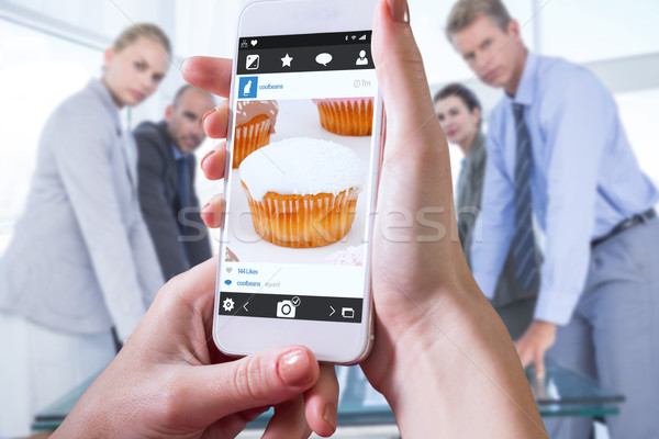 összetett kép kéz tart okostelefon muffinok Stock fotó © wavebreak_media