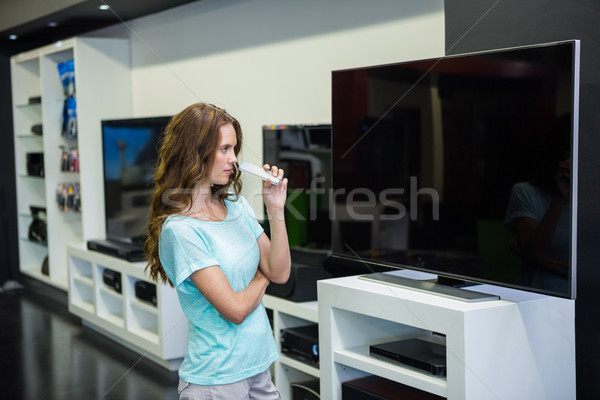 Mulher bonita compras novo televisão eletrônica armazenar Foto stock © wavebreak_media