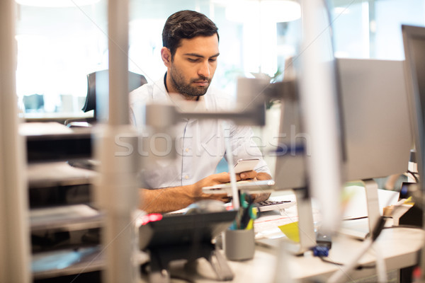 Foto stock: Empresário · telefone · móvel · secretária · escritório · sério · computador