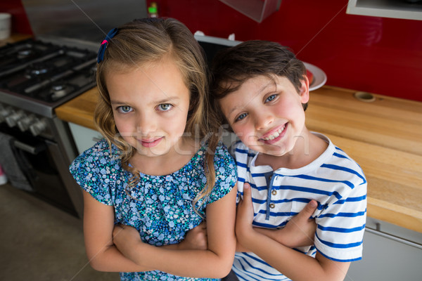 Feliz hermanos pie los brazos cruzados cocina retrato Foto stock © wavebreak_media