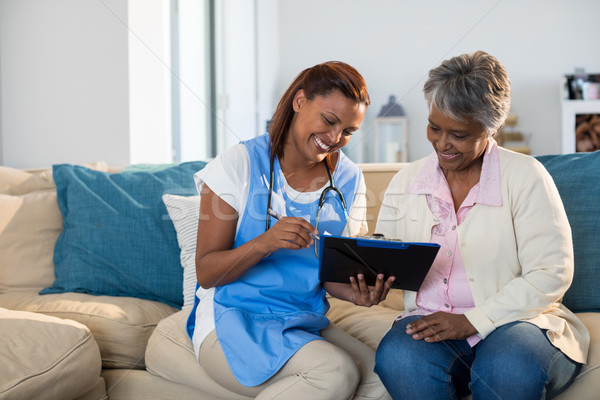 [[stock_photo]]: Médecin · médication · presse-papiers · supérieurs · femme