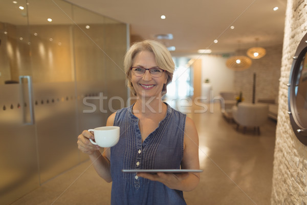 Portret glimlachend zakenvrouw koffie permanente Stockfoto © wavebreak_media