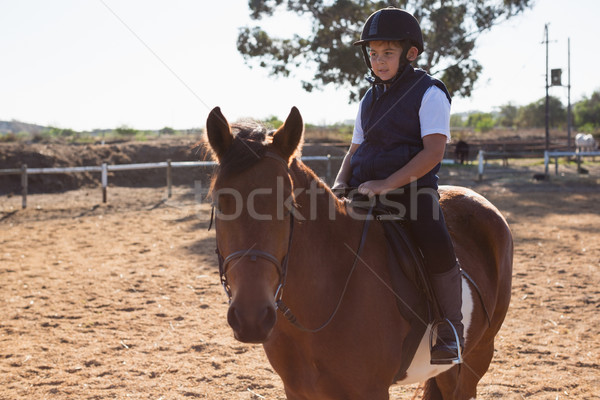 Băiat calarie cal ranch fericit Imagine de stoc © wavebreak_media